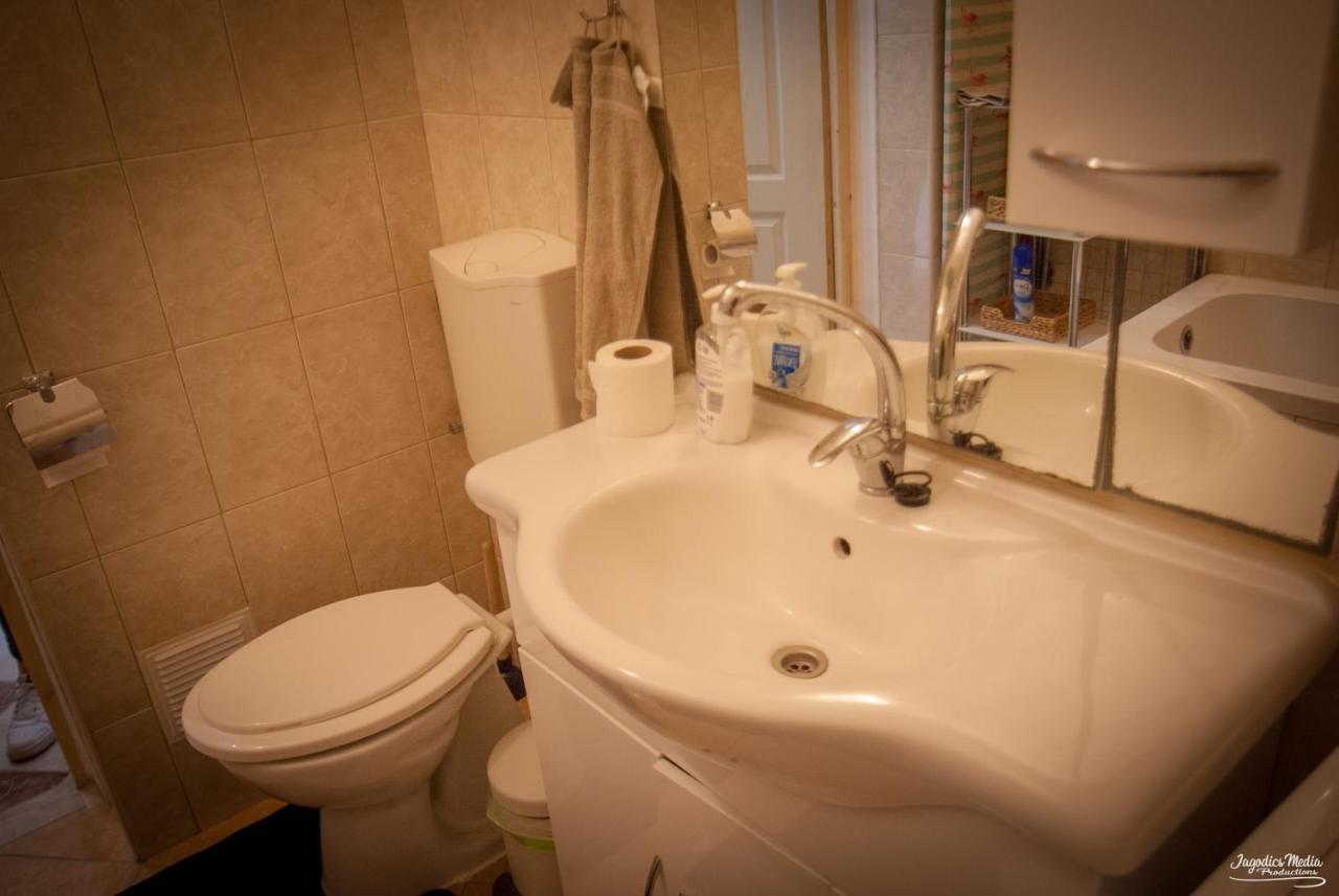 Lovely Central Apartment With Free Parking, Koezponthoz Koezeli 3 Szobas Lakas 杰尔 外观 照片