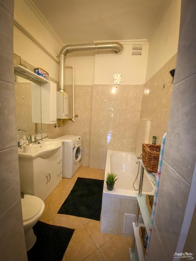 Lovely Central Apartment With Free Parking, Koezponthoz Koezeli 3 Szobas Lakas 杰尔 外观 照片