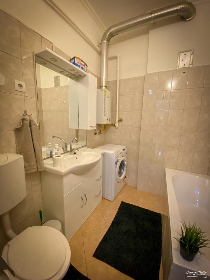 Lovely Central Apartment With Free Parking, Koezponthoz Koezeli 3 Szobas Lakas 杰尔 外观 照片