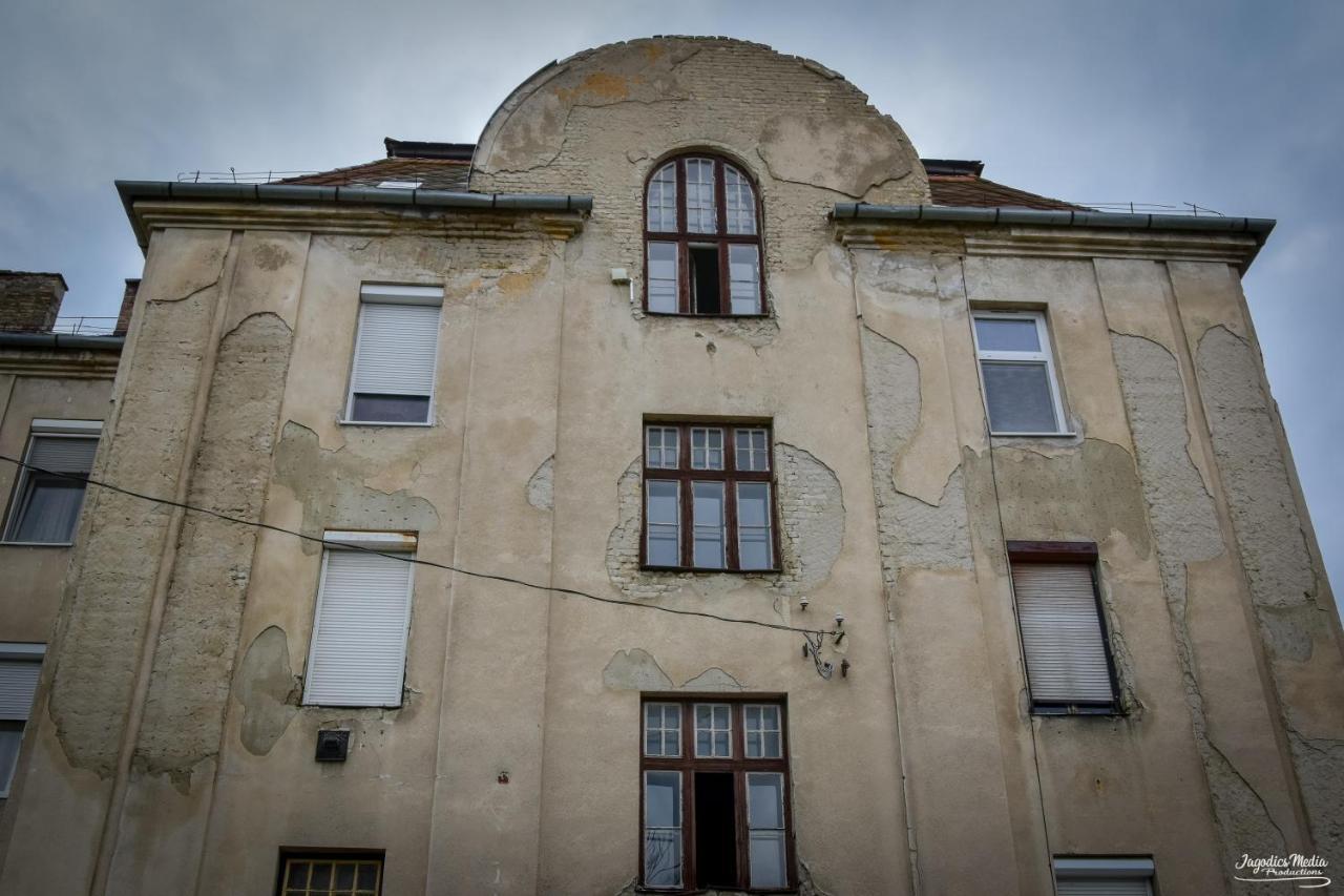 Lovely Central Apartment With Free Parking, Koezponthoz Koezeli 3 Szobas Lakas 杰尔 外观 照片