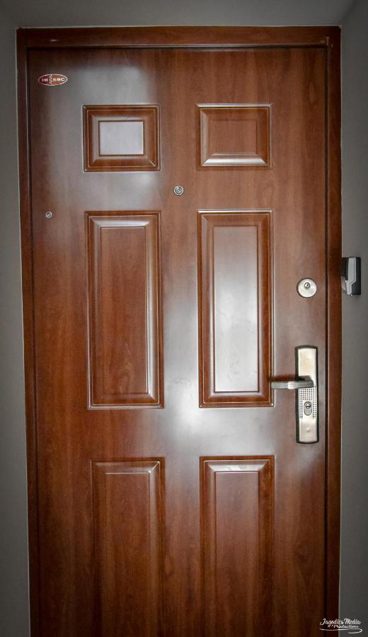 Lovely Central Apartment With Free Parking, Koezponthoz Koezeli 3 Szobas Lakas 杰尔 外观 照片