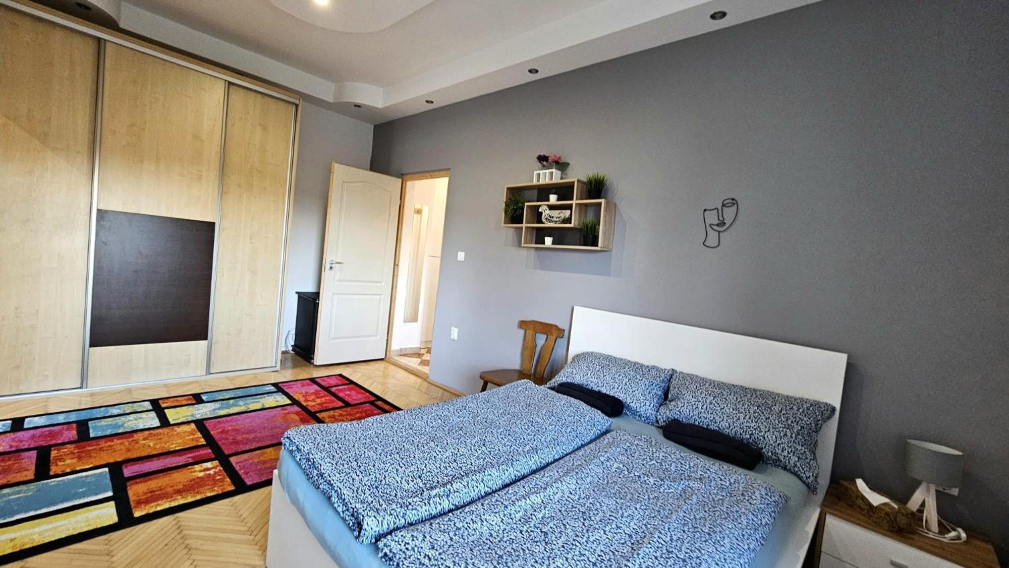 Lovely Central Apartment With Free Parking, Koezponthoz Koezeli 3 Szobas Lakas 杰尔 外观 照片