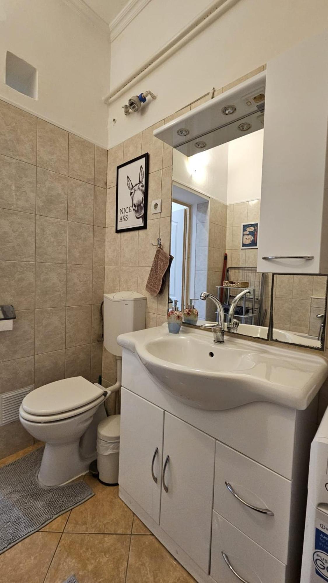 Lovely Central Apartment With Free Parking, Koezponthoz Koezeli 3 Szobas Lakas 杰尔 外观 照片