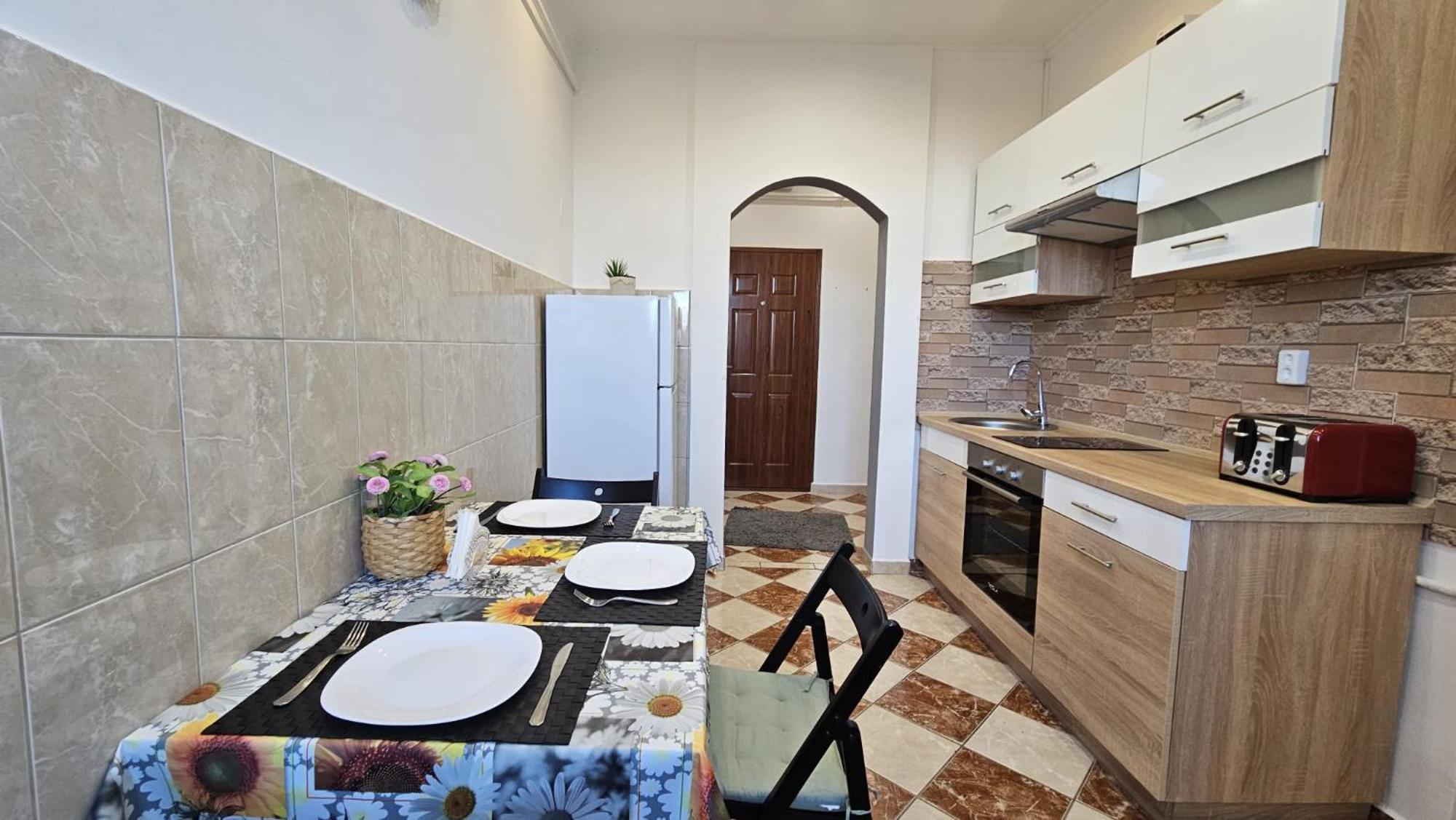 Lovely Central Apartment With Free Parking, Koezponthoz Koezeli 3 Szobas Lakas 杰尔 外观 照片