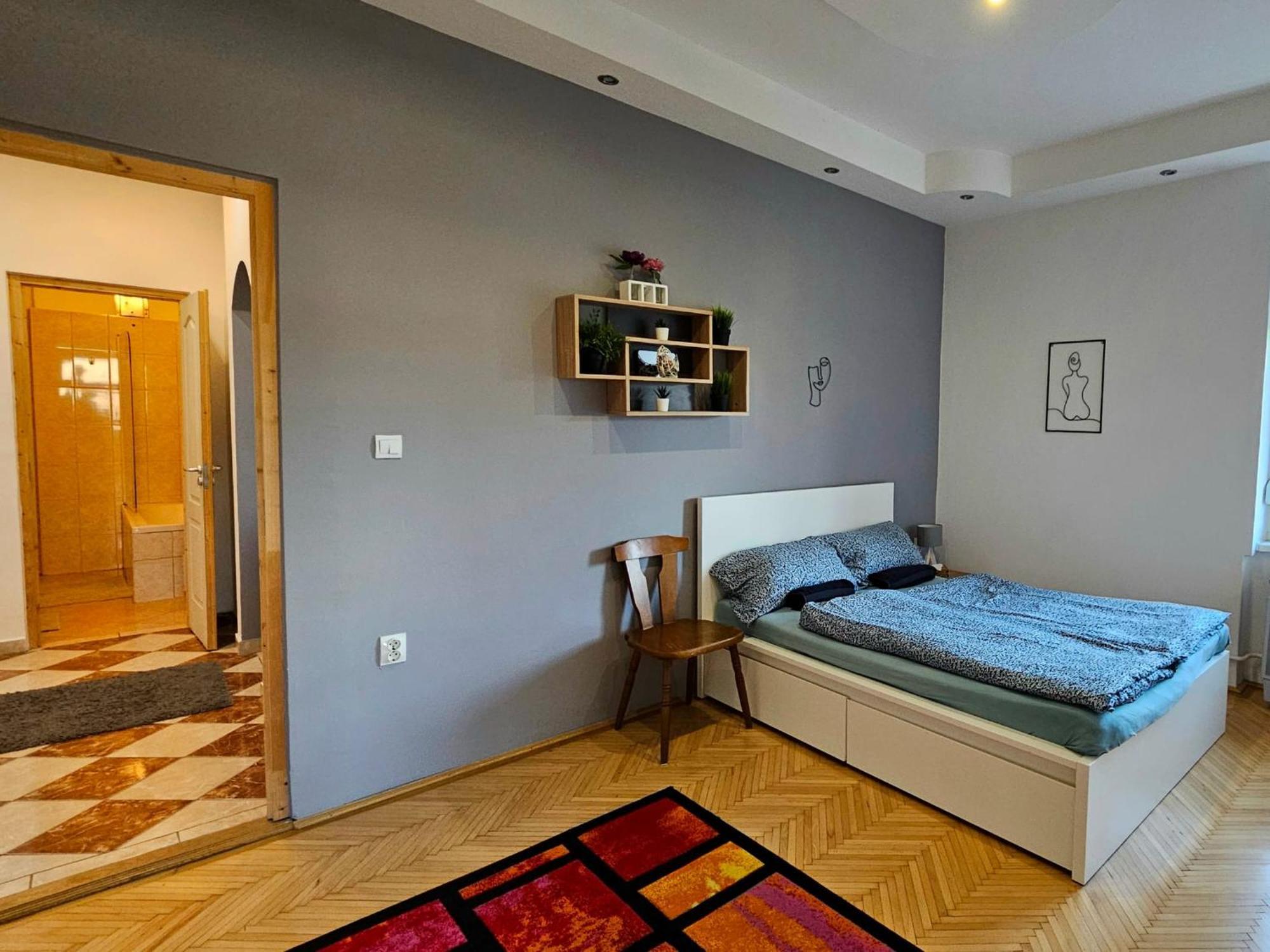 Lovely Central Apartment With Free Parking, Koezponthoz Koezeli 3 Szobas Lakas 杰尔 外观 照片