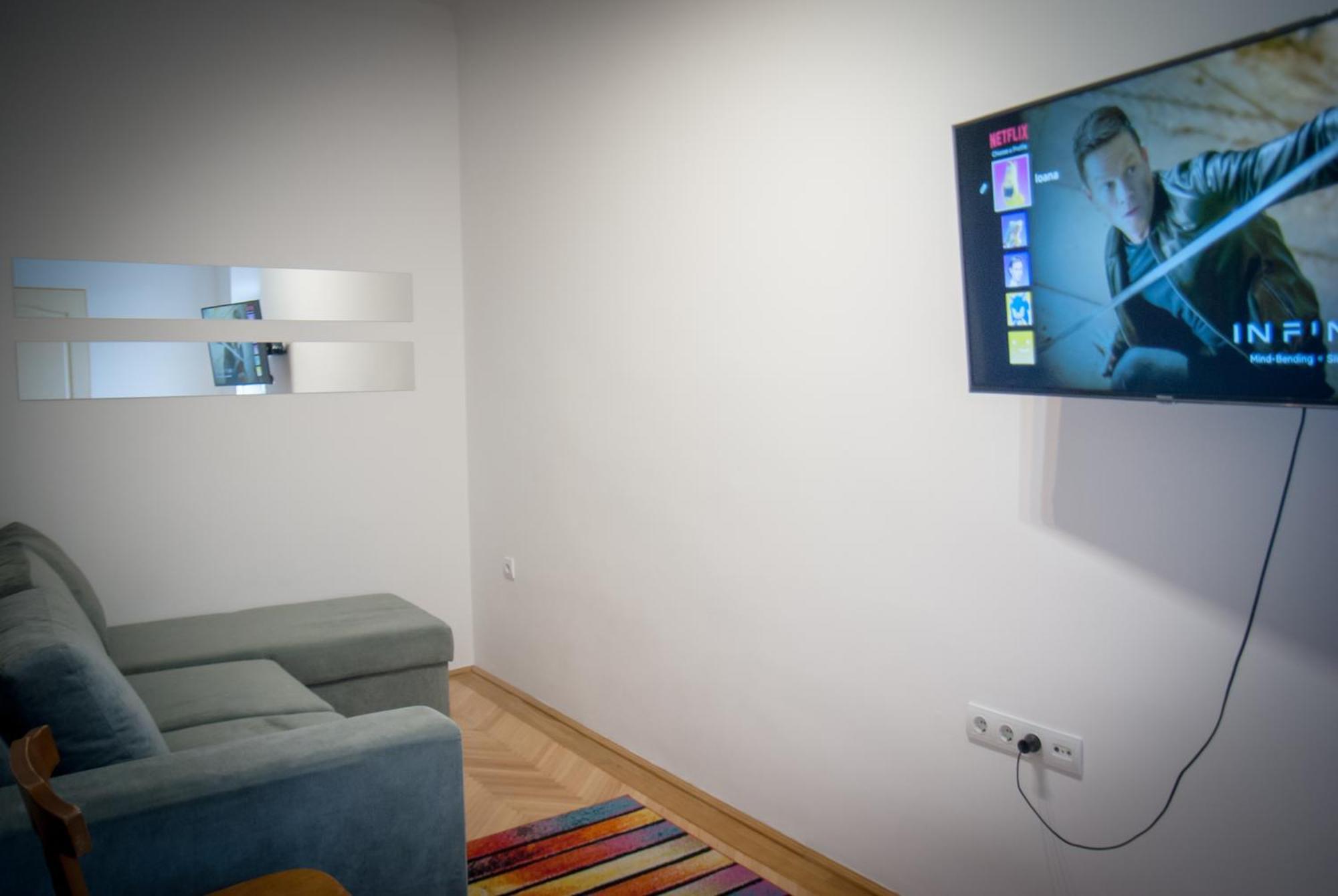 Lovely Central Apartment With Free Parking, Koezponthoz Koezeli 3 Szobas Lakas 杰尔 外观 照片