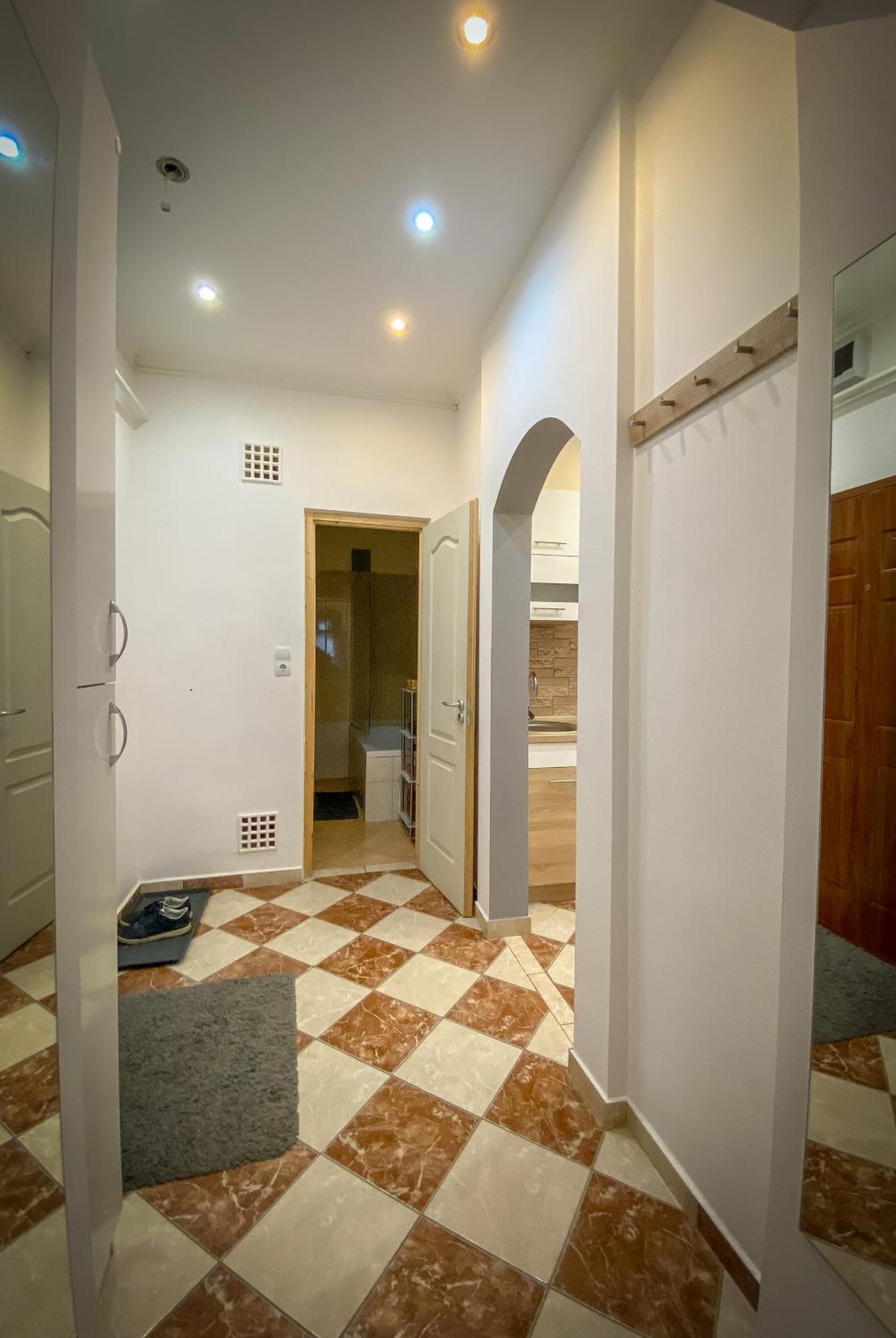 Lovely Central Apartment With Free Parking, Koezponthoz Koezeli 3 Szobas Lakas 杰尔 外观 照片