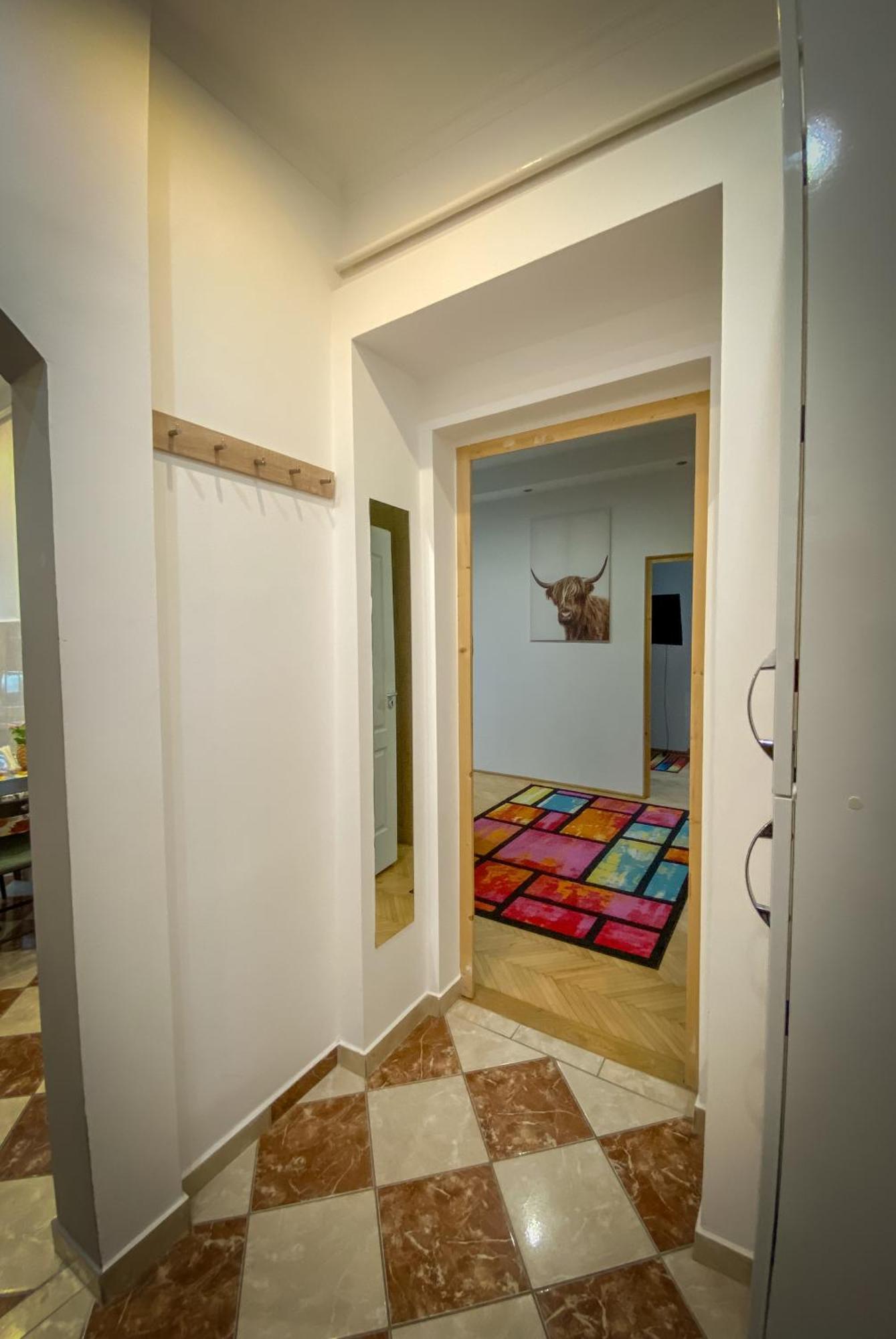 Lovely Central Apartment With Free Parking, Koezponthoz Koezeli 3 Szobas Lakas 杰尔 外观 照片