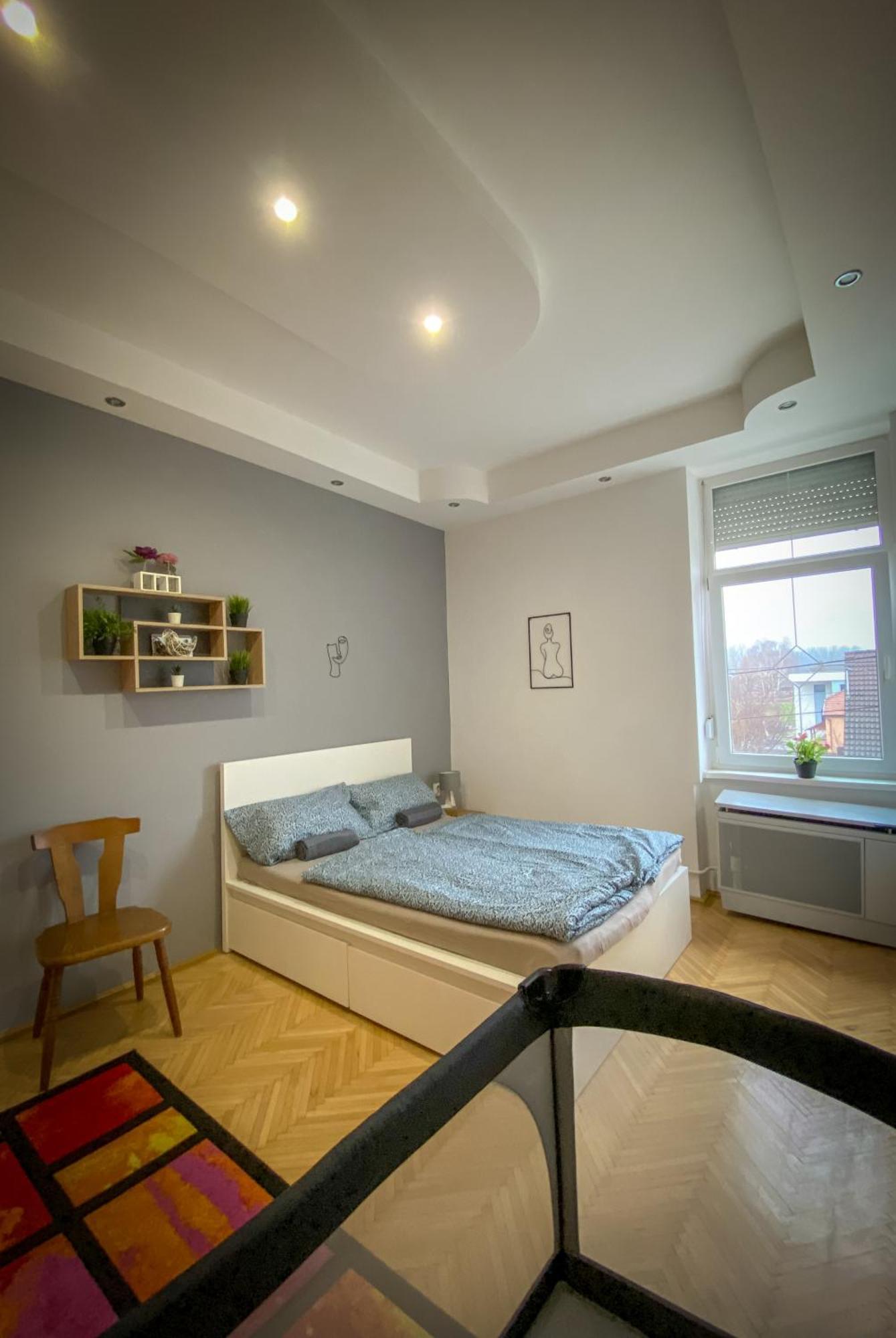 Lovely Central Apartment With Free Parking, Koezponthoz Koezeli 3 Szobas Lakas 杰尔 外观 照片