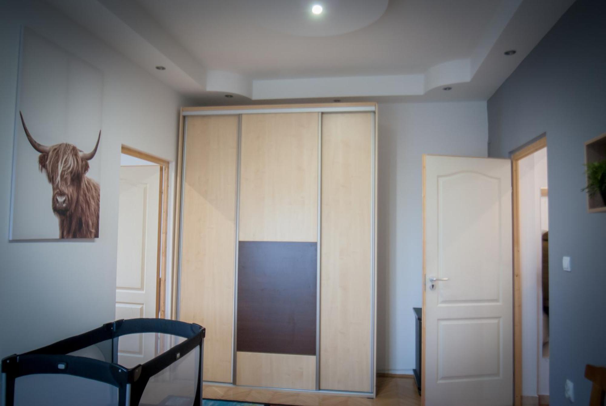 Lovely Central Apartment With Free Parking, Koezponthoz Koezeli 3 Szobas Lakas 杰尔 外观 照片
