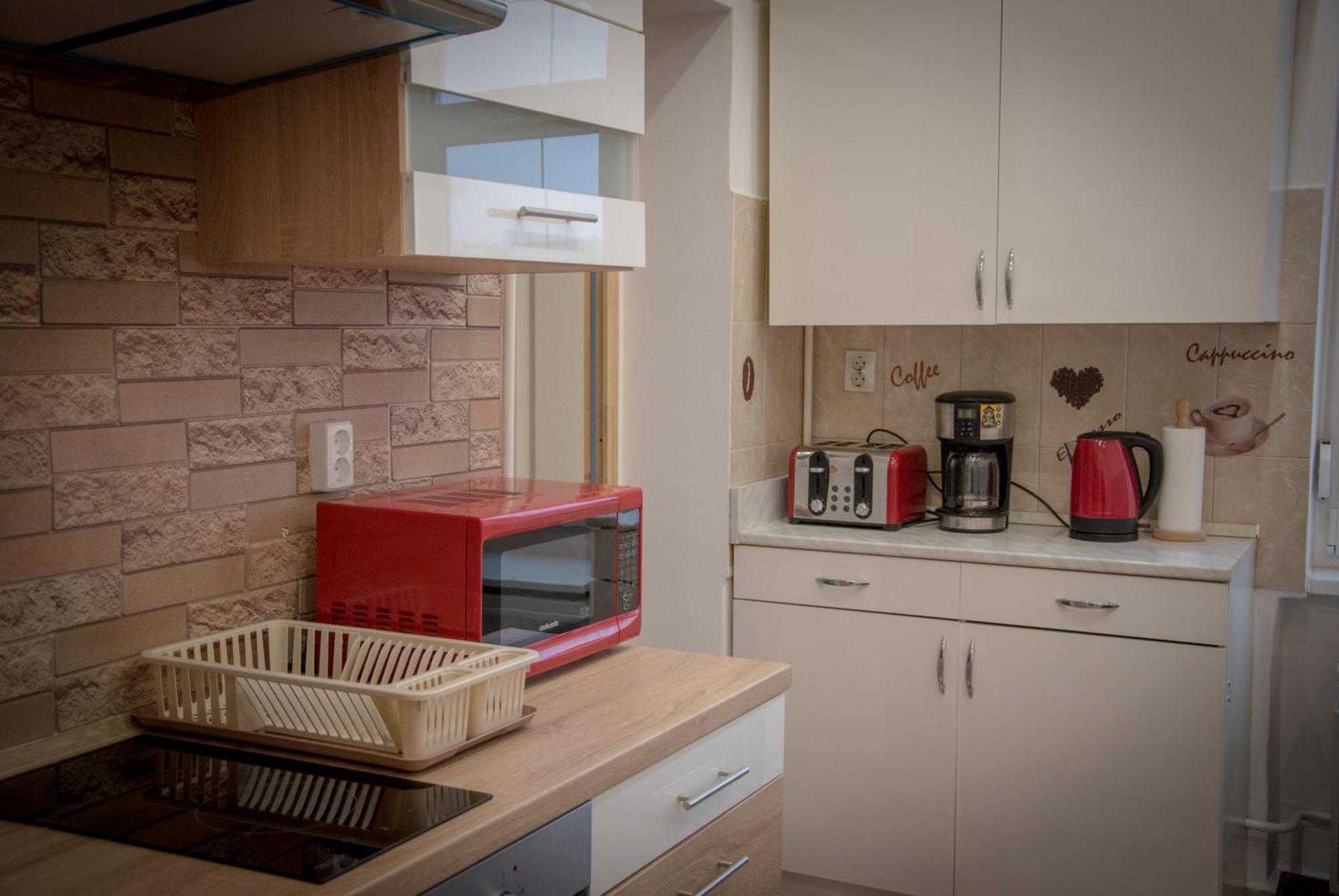 Lovely Central Apartment With Free Parking, Koezponthoz Koezeli 3 Szobas Lakas 杰尔 外观 照片