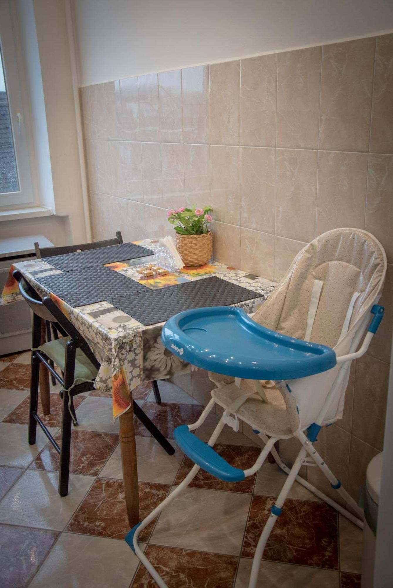 Lovely Central Apartment With Free Parking, Koezponthoz Koezeli 3 Szobas Lakas 杰尔 外观 照片