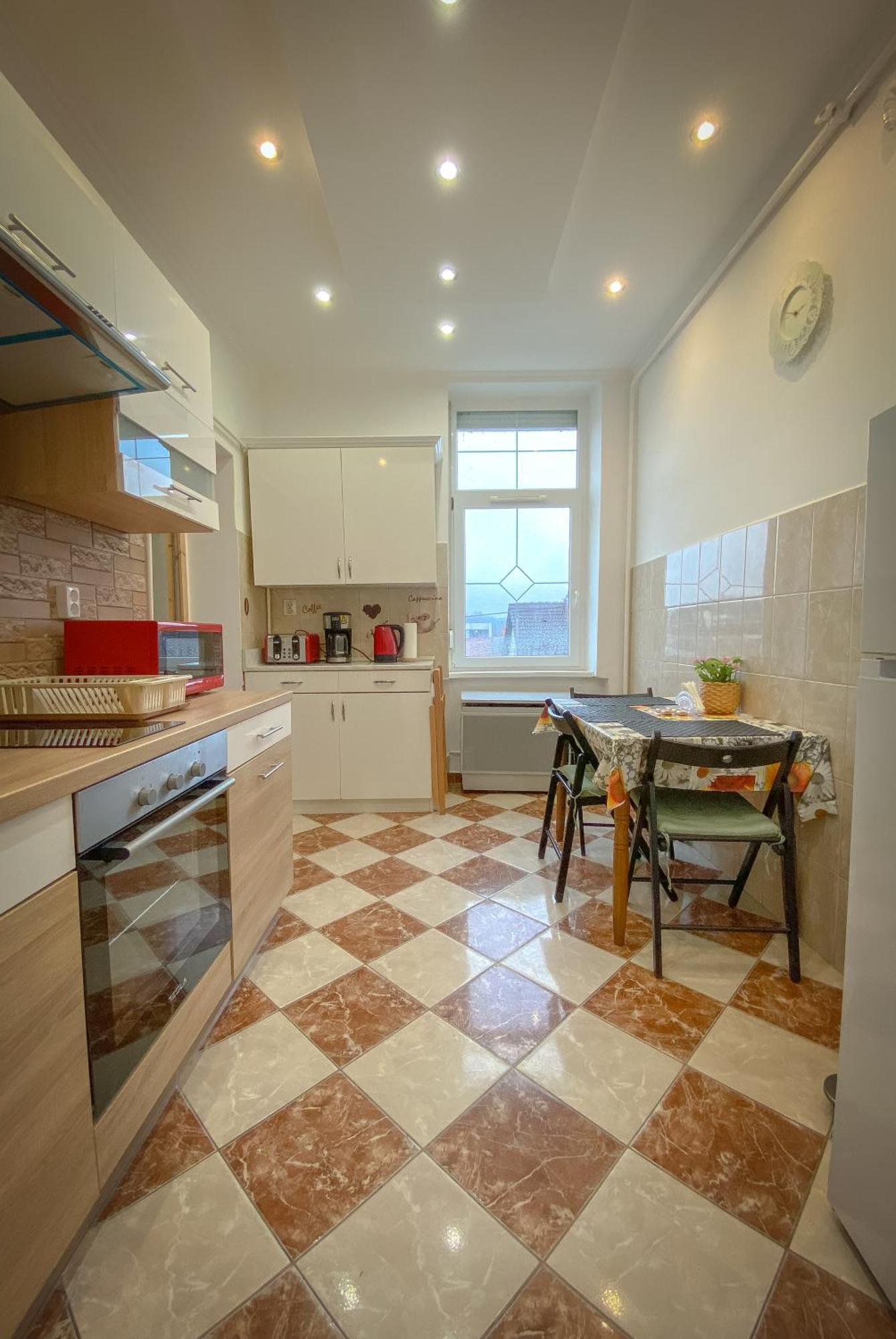 Lovely Central Apartment With Free Parking, Koezponthoz Koezeli 3 Szobas Lakas 杰尔 外观 照片