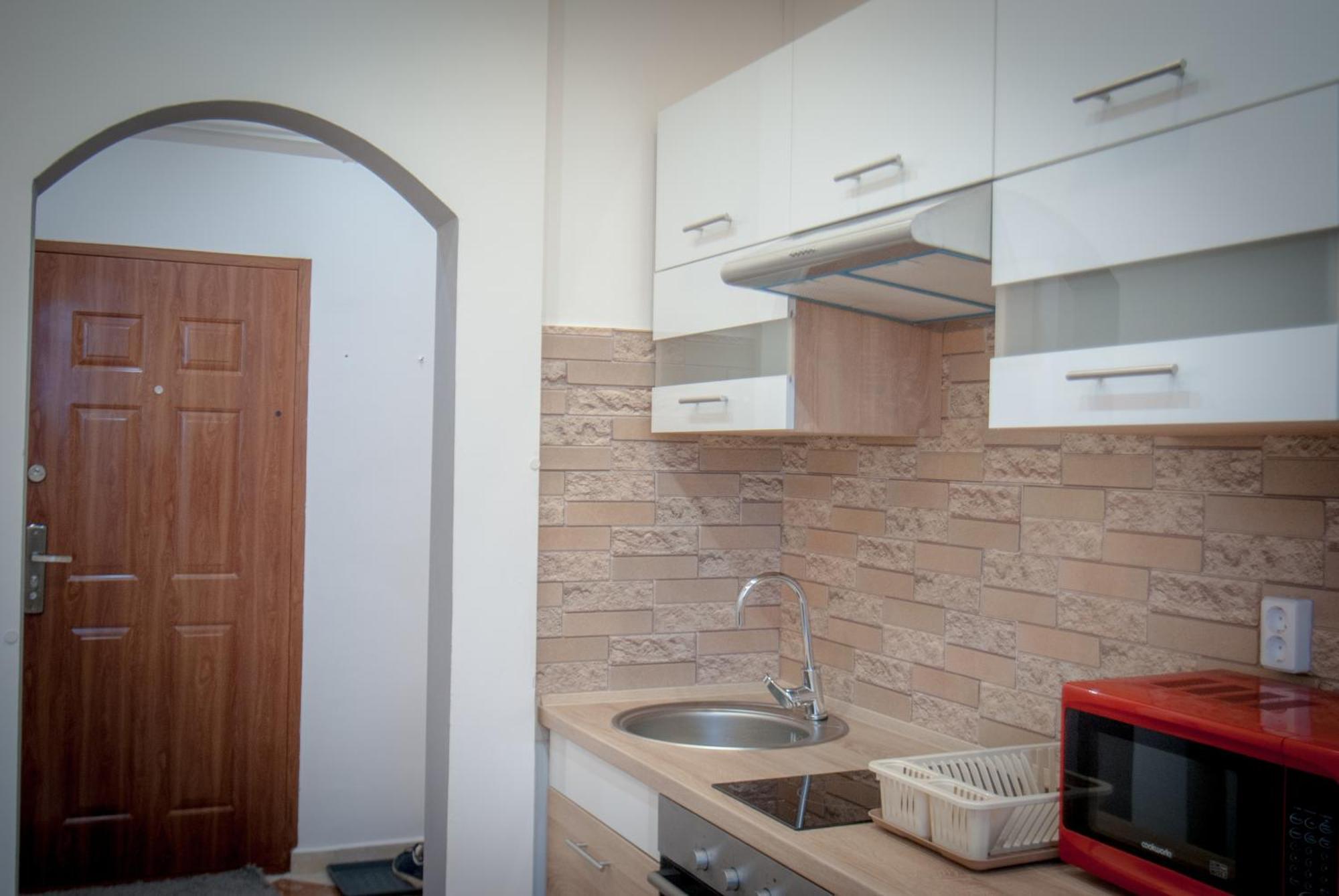 Lovely Central Apartment With Free Parking, Koezponthoz Koezeli 3 Szobas Lakas 杰尔 外观 照片