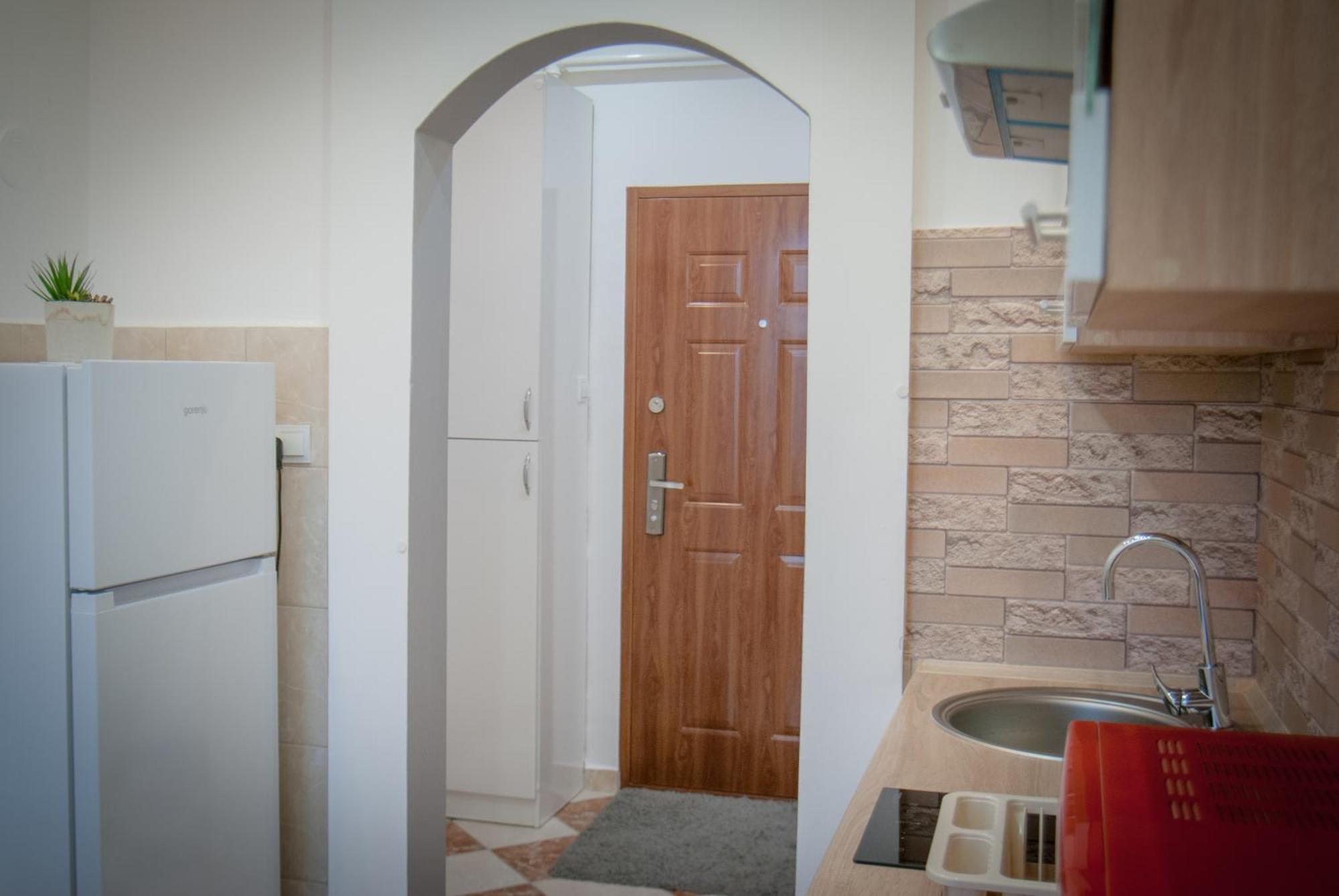Lovely Central Apartment With Free Parking, Koezponthoz Koezeli 3 Szobas Lakas 杰尔 外观 照片
