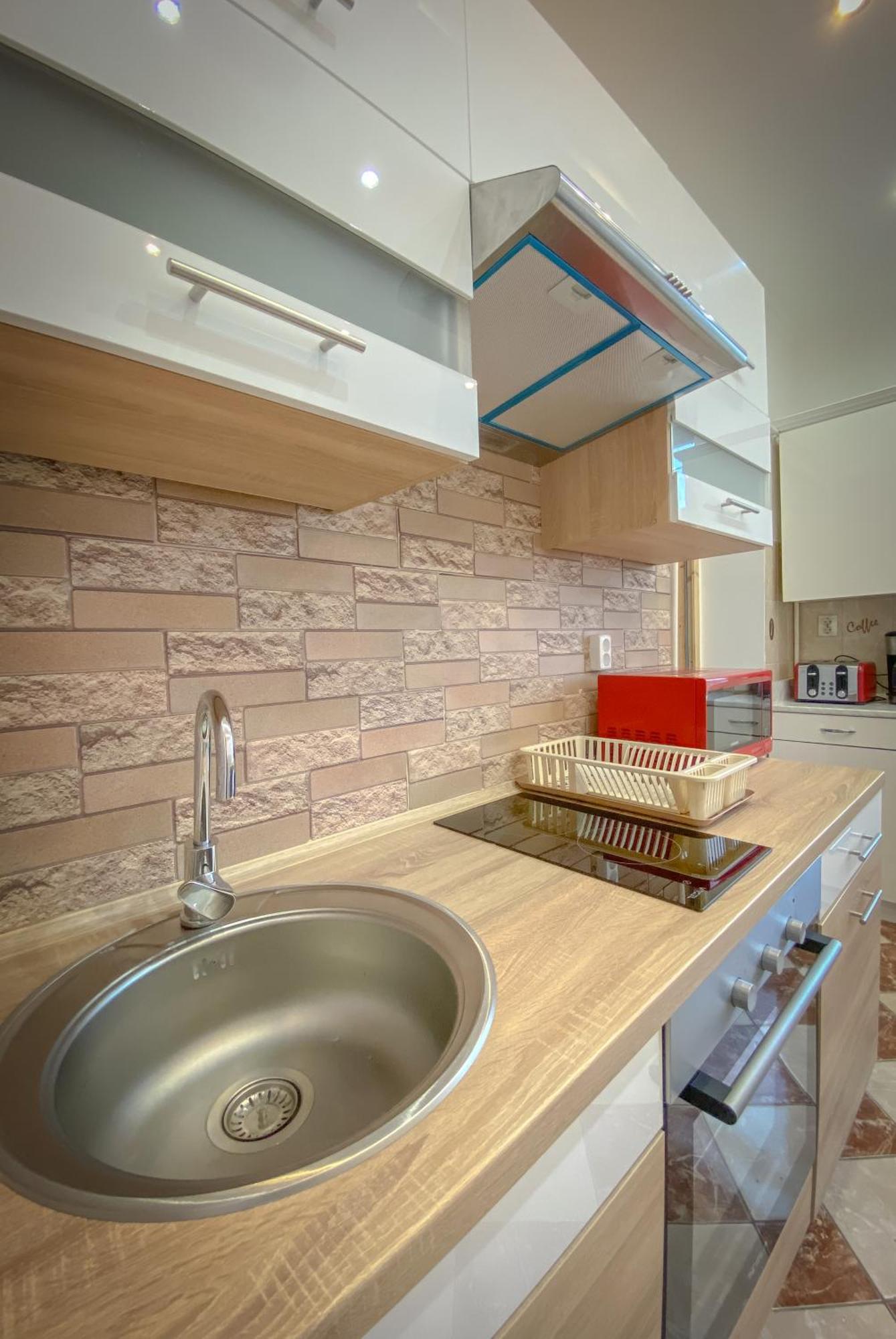 Lovely Central Apartment With Free Parking, Koezponthoz Koezeli 3 Szobas Lakas 杰尔 外观 照片